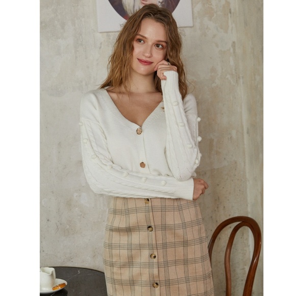 🎥 White Pom Pom Detail V-Neck Button Cardigan - Picture 12 of 17